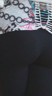 圆臀黑裤包得好紧