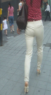 白裤高跟少妇走路扭得厉害