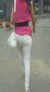 街拍白裤紧身小妹