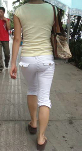 街拍白裤小少妇紧身