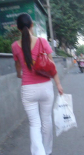 街拍包臀白裤小少妇