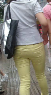 街拍紧身黄裤小妹