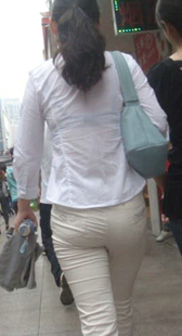 街拍白裤紧身圆臀少妇