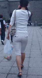 街拍白裤圆臀紧身少妇