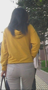 街拍小少妇大步往前走