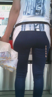 在公交与皮裤小少妇坐对面