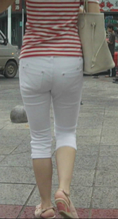 白裤紧身少妇逛街