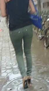 街拍雨天有小妹陪