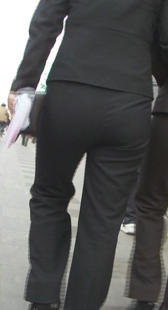 街拍两个制服小少妇