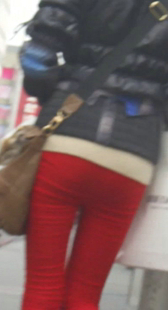 街拍红色打底小少妇