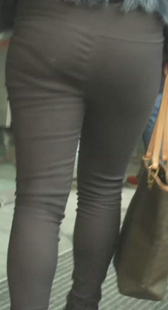 街拍紧身打底大臀小少妇