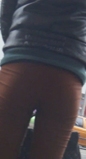 黄裤打底少妇等车