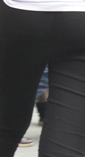 街拍紧身打底圆臀少妇