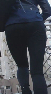 黑裤少妇上楼梯