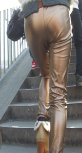 跟拍黄色皮裤小妹