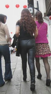 街拍长腿布裤少妇