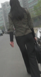 街拍黑裤小少妇
