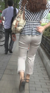 街拍紧身白臀少妇