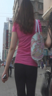 街拍超紧身黑裤少妇