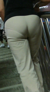 街拍布裤少妇深深内痕