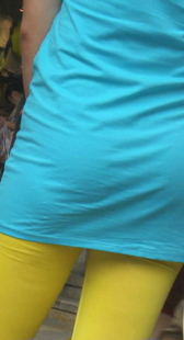 跟拍黄裤打底少妇