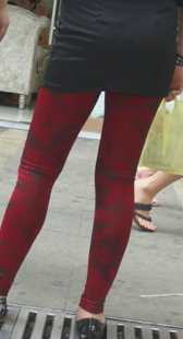 街拍红色打底少妇