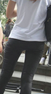 街拍黑裤小妹身材好