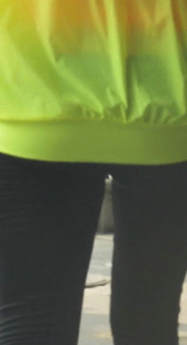 跟拍打底黑裤少妇