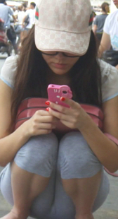 小妹只顾玩手机，不知道人家在看三角区