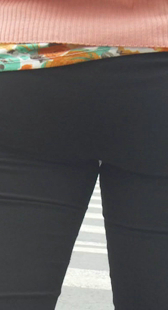 跟拍紧身打底黑裤小少妇