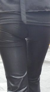 皮裤紧身内痕明显