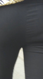 街拍黑臀紧身少妇屁股压扁了