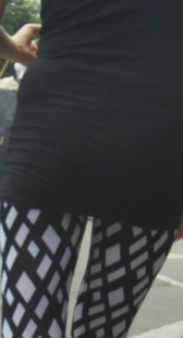 街拍条纹紧裤少妇