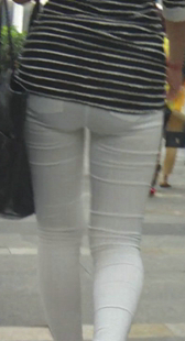 紧身透明白裤内痕明显