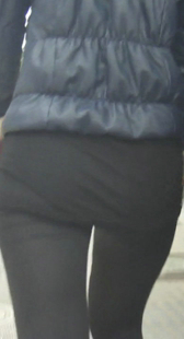 街拍打底黑裤小妹