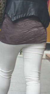 街拍白裤小少妇腿长