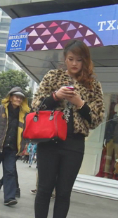 漂亮少妇接电话