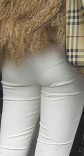 近距离拍摄紧身白裤