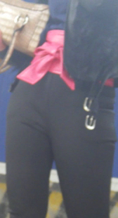 街拍黑裤少妇大屁股