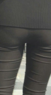 打底黑裤有点性感