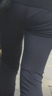 高挑黑裤紧身小少妇