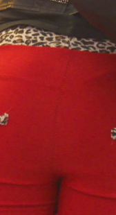 红色包臀布裤屁股好大