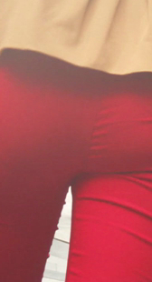 紧身红裤小妹长得好