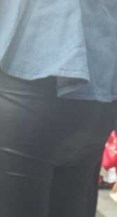 近距离跟拍紧身皮裤子小妹