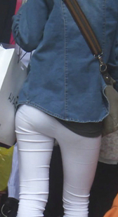 服装店紧身白裤少妇