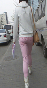 街拍粉裤小妹腿长