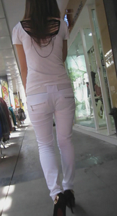 街拍白裤少妇身材好