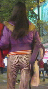 街拍条纹布裤大妈