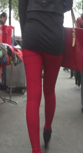 街拍紧身红裤小少妇