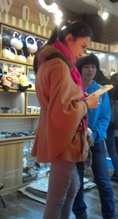 商场紧身打底少妇